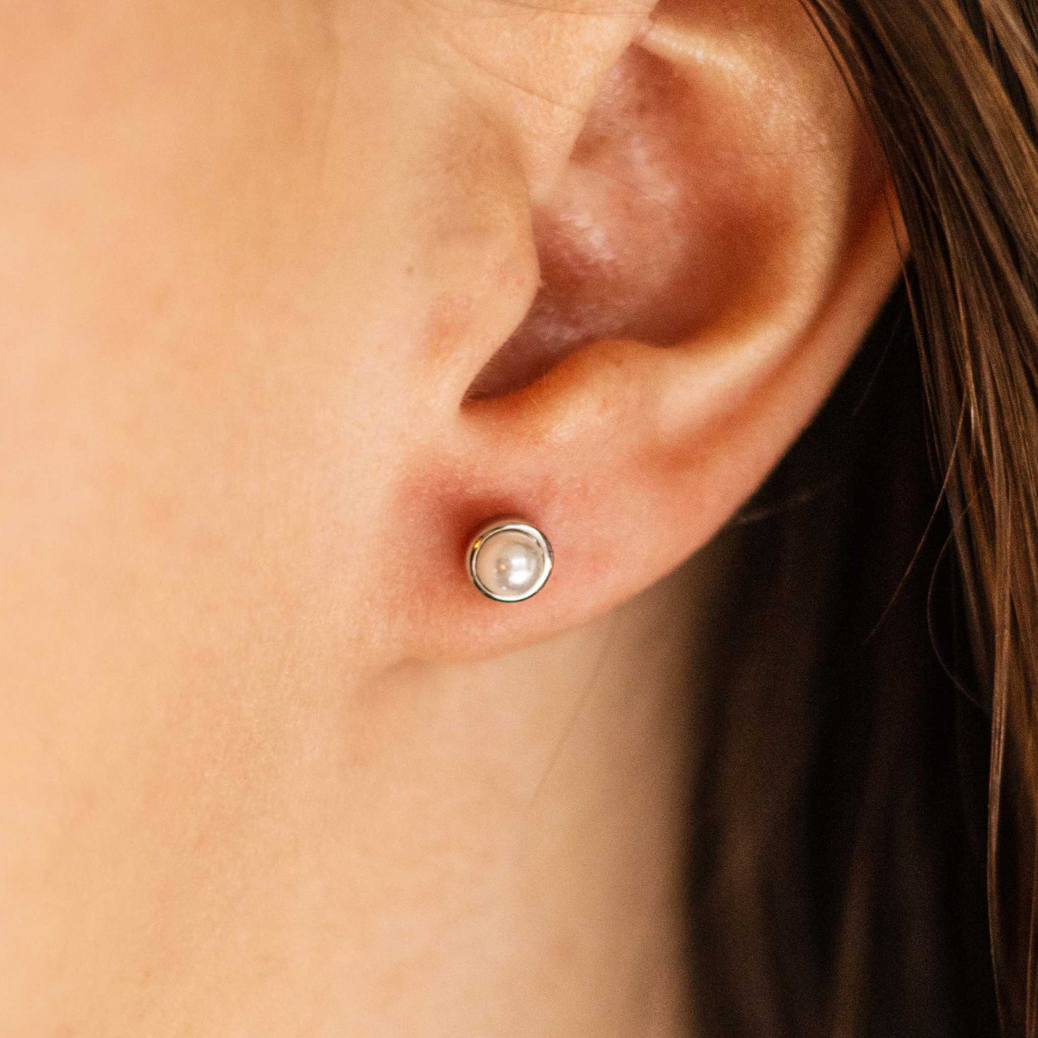 Gisser Jewels Round Ear Studs with Pearl Silver-2