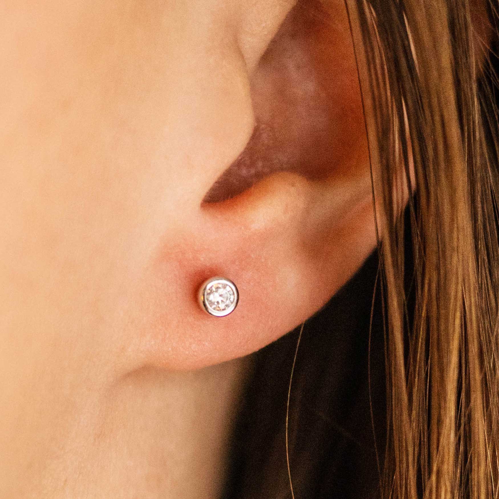 Gisser Jewels Round Ear Studs with Stone Silver-2