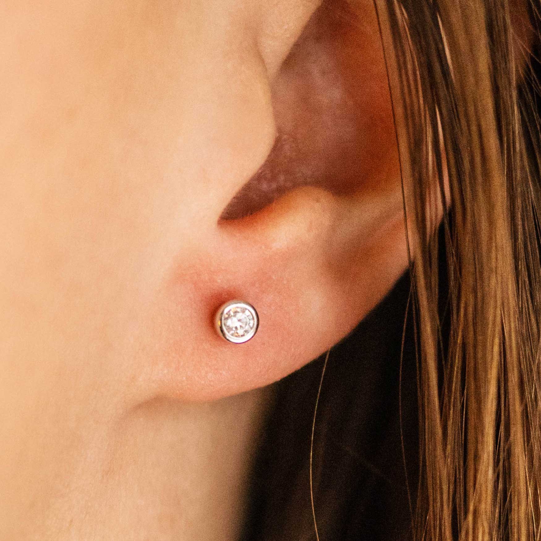 Gisser Jewels Round Ear Studs with Stone Silver